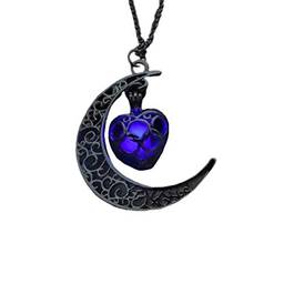 Amosfun – Colar luminoso com pingente de lua com coração, pedra fluorescente, que brilha no escuro
